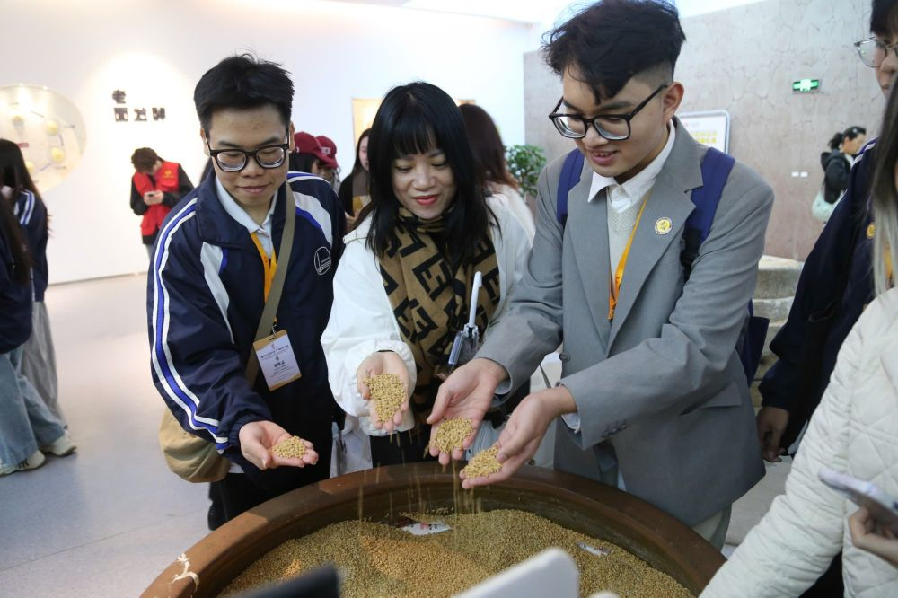 2026年3月30日，参加“红色研学之旅”的越南青年在河北参观新农村建设。