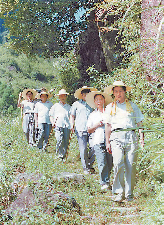 天天学习|“三进下党”解民忧 1989年7月19日,时任宁德地委书记习近平一行前往寿宁县下党乡调研。